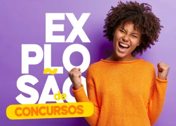 Jovem sorridente celebra em frente ao letreiro explosão de concursos, fundo roxo, 2026