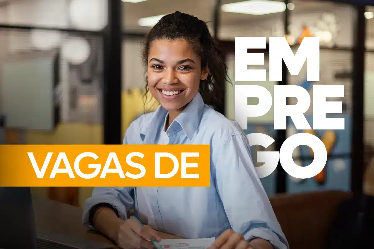Vagas de emprego 2026 Jovem sorrindo em escritório com destaque para vagas de emprego