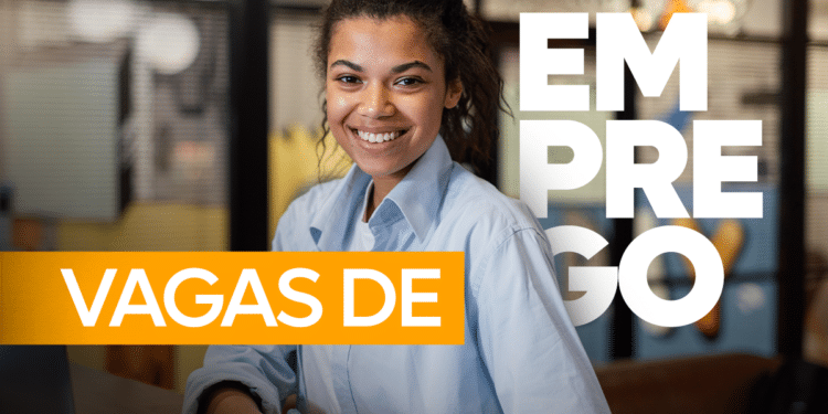 Jovem mulher sorridente de camisa azul em ambiente de trabalho moderno com texto Vagas de Emprego