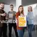 Grupo de profissionais mostra sinal positivo com anúncio de vagas de emprego