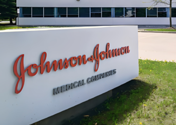 Placa com o logotipo da Johnson & Johnson em frente ao prédio corporativo