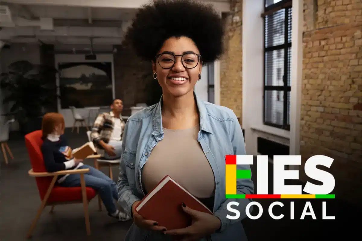 "Fies Social 2026: Financiamento integral para estudantes de baixa renda. Estudante sorrindo com livros nas mãos, representando as oportunidades de financiamento estudantil do Fies Social 2026.