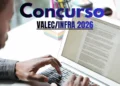 Pessoa digitando em um laptop com informações sobre o concurso VALEC INFRA 2026.
