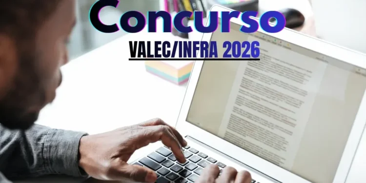 Pessoa digitando em um laptop com informações sobre o concurso VALEC INFRA 2026.