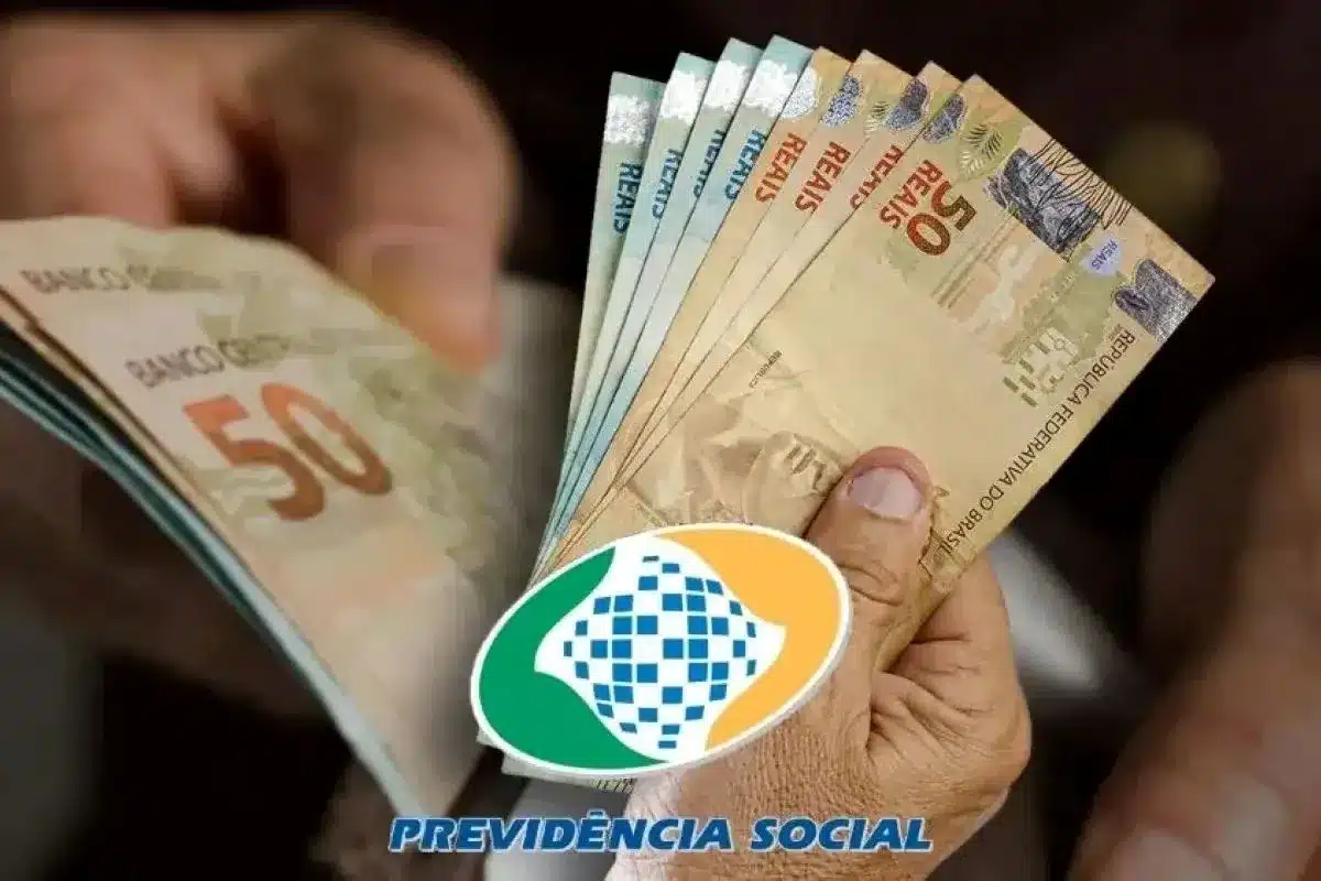 Aumento do 13º salário do INSS em 2026 Cédulas de 50 reais em mãos com o logo do INSS e a frase Previdência Social, representando o aumento do 13º salário do INSS em 2026.