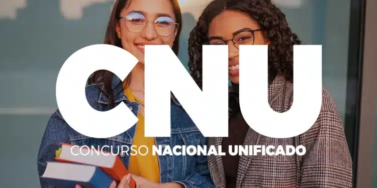 Duas jovens sorridentes usando óculos, segurando livros e materiais escolares.