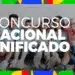 Grupo de cinco estudantes sentados sorrindo com mochilas e cadernos em sala de espera.