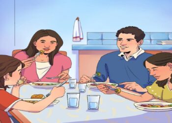 Desafio viral com uma família sorridente almoçando junta enquanto