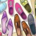 Jogo de observação com diversos pares de sapatos de diferentes cores e estilos organizados sobre superfície clara