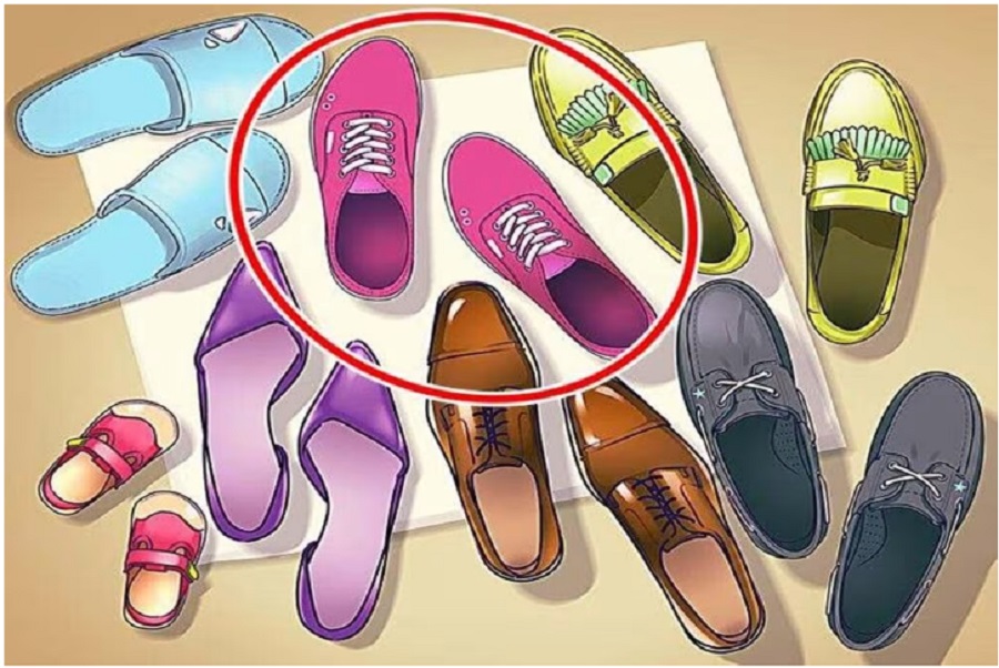 Pares de sapatos coloridos em teste de atenção do Jogo de Observação Jogo de observação com diversos pares de sapatos de diferentes cores e estilos organizados sobre superfície clara