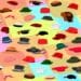 Desafio visual com diversos chapéus de modelos e cores variadas distribuídos em padrão sobre fundo colorido