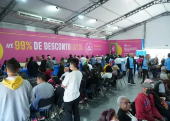 Atendimento presencial do Feirão Serasa Limpa Nome reúne consumidores interessados em negociar dívidas com grandes descontos.