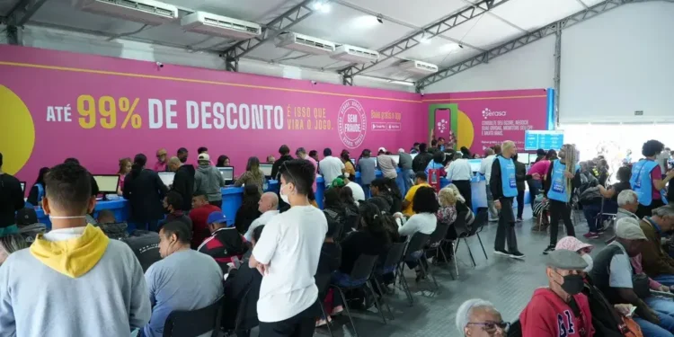Atendimento presencial do Feirão Serasa Limpa Nome reúne consumidores interessados em negociar dívidas com grandes descontos.