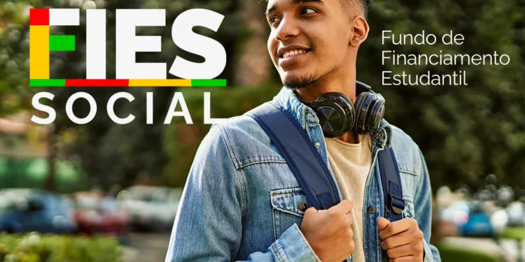 Estudante sorridente com mochila e fones no pescoço em área arborizada.