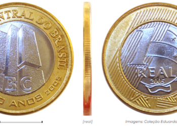 Composição de três visualizações da moeda de 1 real comemorativa dos 40 anos do Banco Central (2005): o anverso com o prédio do BC, o perfil serrilhado da borda e o reverso com o valor de face. A imagem detalha o núcleo prateado e o anel dourado da peça.