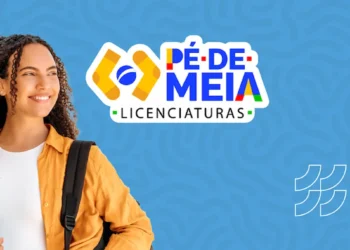 Estudante sorrindo com mochila e livros, ao lado do logo do programa Pé-de-Meia Licenciaturas 2026.