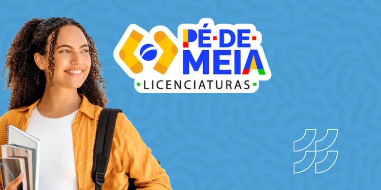 Estudante sorrindo com mochila e livros, ao lado do logo do programa Pé-de-Meia Licenciaturas 2026.