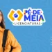 Estudante sorrindo com mochila e livros, ao lado do logo do programa Pé-de-Meia Licenciaturas 2026.