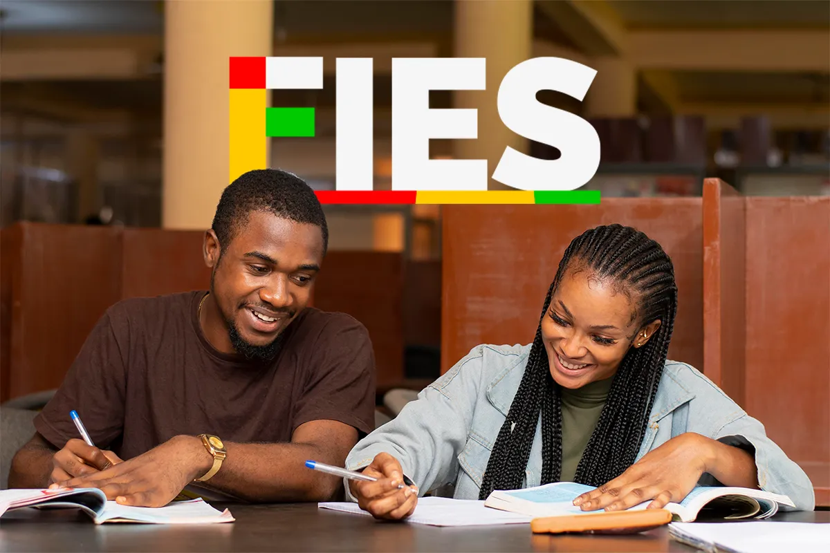 Pré-seleção do Fies 2026 Jovem homem e mulher escrevendo e sorrindo enquanto estudam livros em biblioteca.