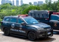 Viatura da Polícia Penal SP, mostrando a frota do Grupo de Intervenção Rápida (GIR) em uma operação de segurança pública.