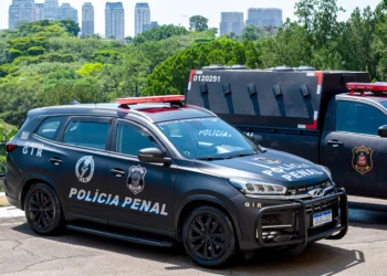 Viatura da Polícia Penal SP, mostrando a frota do Grupo de Intervenção Rápida (GIR) em uma operação de segurança pública.