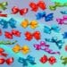Teste visual com diversos laços coloridos estão espalhados sobre um fundo azul, com um laço diferente entre os repetidos