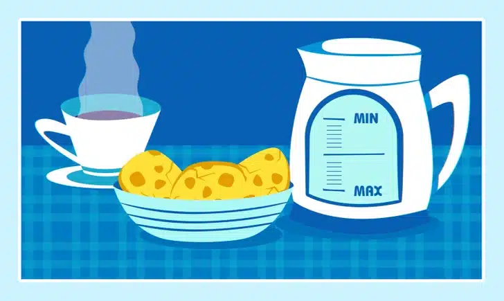 Observe atentamente: você consegue identificar o que está errado na cena deste café da manhã? Teste de atenção com a cafeteira sem fio, xícara com chá roxo e bowl de pães em mesa xadrez azul