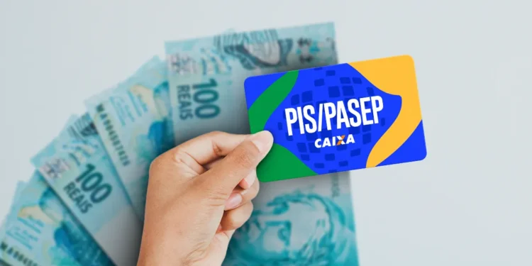 Cartão PIS/PASEP da Caixa com notas de 100 reais ao fundo, representando o abono salarial de 2026.