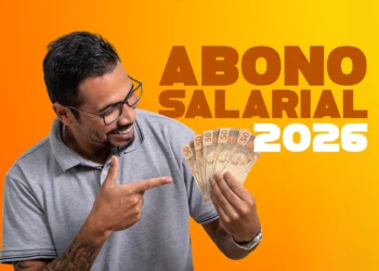 Um homem sorridente de óculos e camiseta polo cinza aponta para várias notas de 50 reais que segura na mão. Ao lado dele, há um texto em letras grandes sobre um fundo gradiente laranja e amarelo onde se lê "ABONO SALARIAL 2026".