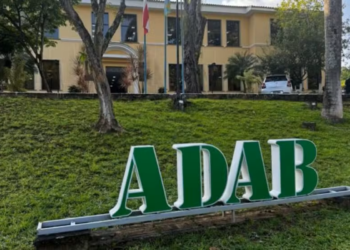 Sede da ADAB Agência de Defesa Agropecuária da Bahia com letreiro institucional no jardim frontal.