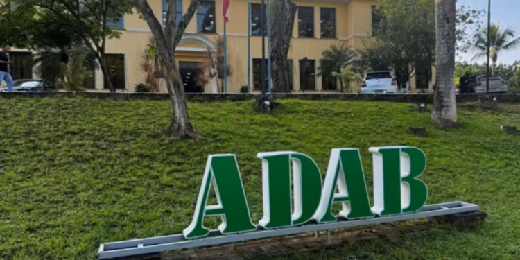 Sede da ADAB Agência de Defesa Agropecuária da Bahia com letreiro institucional no jardim frontal.