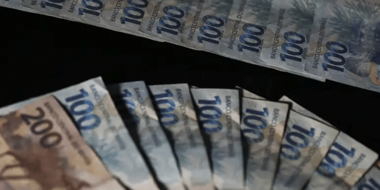 Cédulas de R$ 100 e R$ 200 representando antecipação do pagamento do 13º salário do INSS em abril de 2026