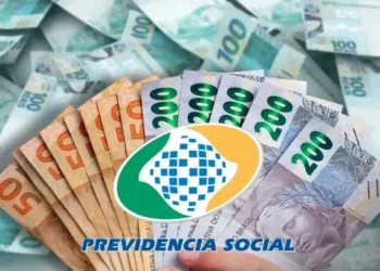 Cédulas de real brasileiras de diferentes valores com logo da Previdência Social sobre fundo de dinheiro, representando o 13º salário do INSS