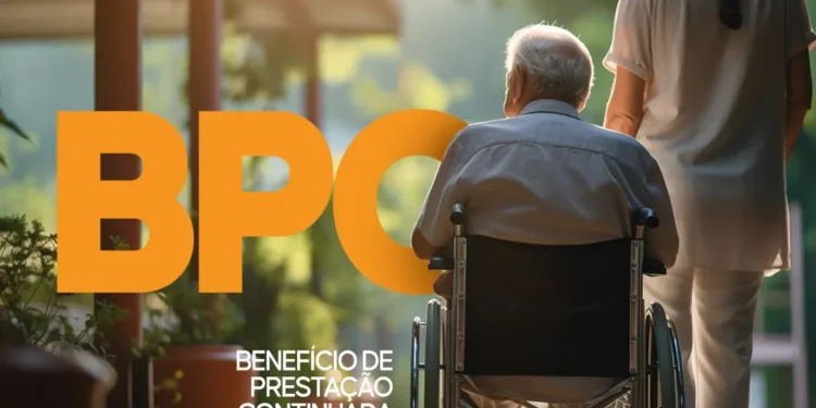 Idoso em cadeira de rodas sendo acompanhado por uma cuidadora, com o texto 'BPC' em destaque sobre a imagem.