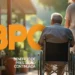 Idoso em cadeira de rodas sendo acompanhado por uma cuidadora, com o texto 'BPC' em destaque sobre a imagem.