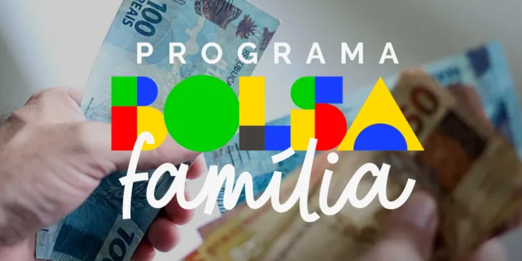 Mãos seguram cédulas de R$ 100 e R$ 50 com logotipo do Bolsa Família ao fundo