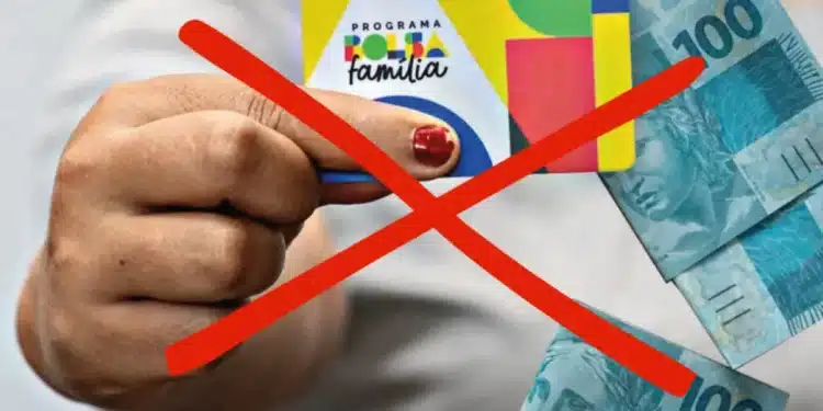 Cartão do Bolsa Família com símbolo de cancelamento representando dúvidas sobre perda do benefício ao conseguir emprego