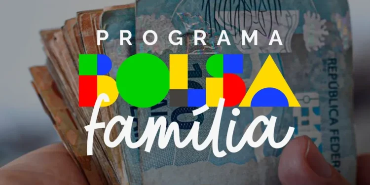 Pessoa segurando notas de real representando o pagamento do Bolsa Família de fevereiro para mais de 18 milhões de famílias brasileiras