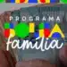 Pessoa segurando notas de real representando o pagamento do Bolsa Família de fevereiro para mais de 18 milhões de famílias brasileiras