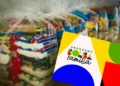 Cartão do Bolsa Família com cestas básicas organizadas para entrega, representando a antecipação do benefício para moradores de cidades afetadas pelas chuvas em Minas Gerais