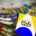 Cartão do Bolsa Família com cestas básicas organizadas para entrega, representando a antecipação do benefício para moradores de cidades afetadas pelas chuvas em Minas Gerais
