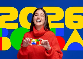 Mulher sorrindo e segurando o cartão do Bolsa Família, com fundo colorido e os números 2026 destacados.