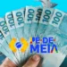 Notas de cem reais abertas em leque com destaque para o programa Pé-de-Meia 2026 que prevê bolsas mensais de R$ 1.050.