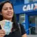 Mulher brasileira segurando dinheiro em frente a uma agência da Caixa, representando pagamentos de até R$ 1.050.