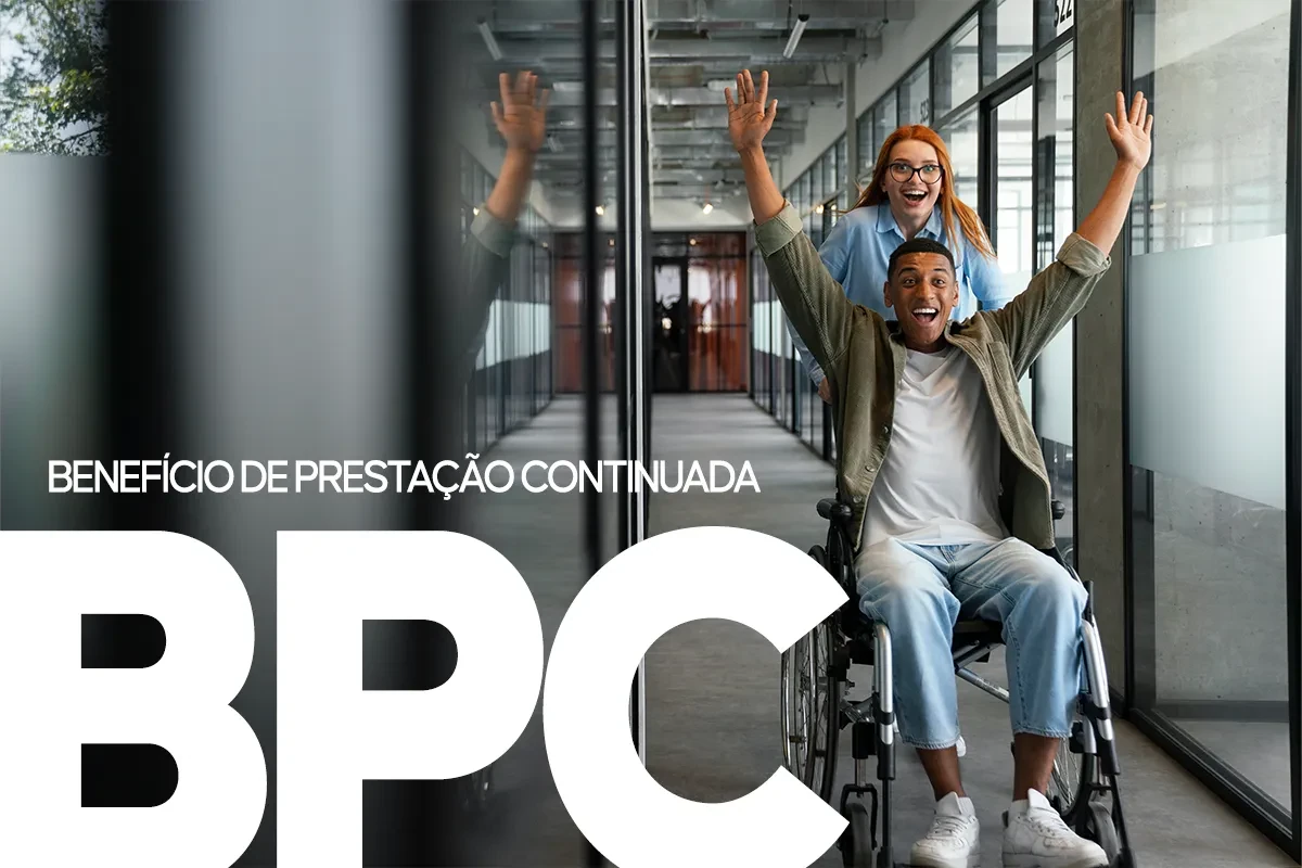 Primeiros pagamentos do BPC em fevereiro de 2026 Homem em cadeira de rodas comemora ao lado de mulher enquanto matéria informa o calendário do BPC de fevereiro de 2026 com pagamentos na primeira semana