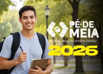 Estudante segurando caderno com anúncio do Pé-de-Meia 2026 e início dos pagamentos entre 23 e 30 de março.