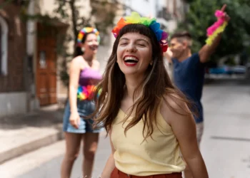 Pessoa aproveita a folia do Carnaval de rua em destino urbano animado.
