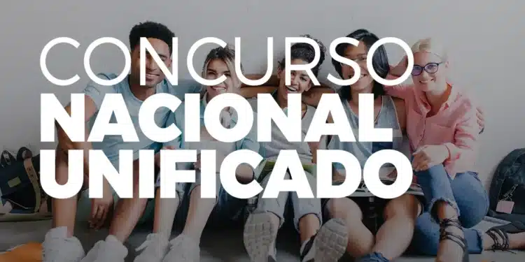 Estudantes sorrindo em grupo representando o Concurso Nacional Unificado 2025.