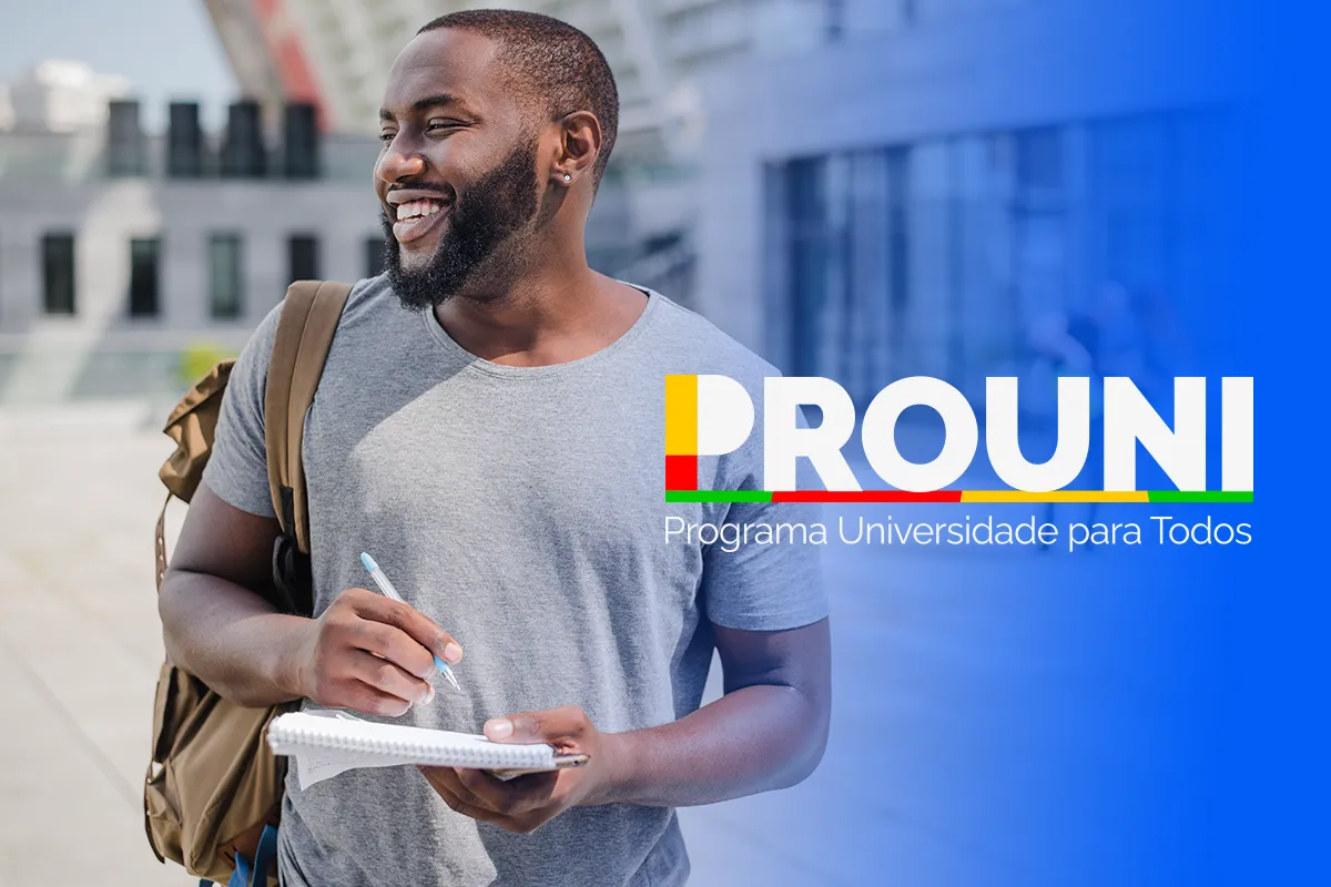 Jovem universitário sorridente com material do Prouni 2026 Estudante segurando caderno e caneta, mochila nas costas e sorriso confiante, ao ar livre, após comprovar documentação no programa