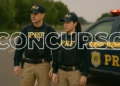 Agentes da Polícia Rodoviária Federal em uniforme oficial durante operação em rodovia brasileira.